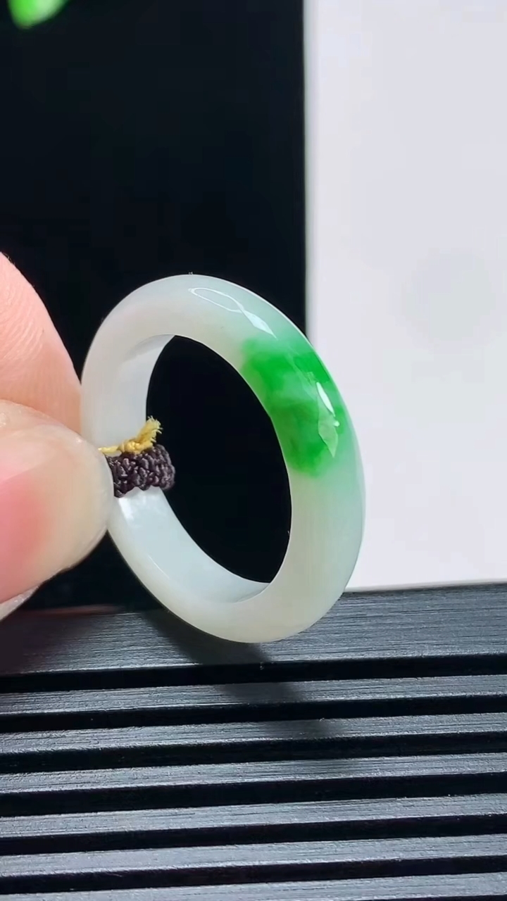 天然A货翡翠玉指环 戒指，尺寸18.3-4.2-3.2 重量:3.07g2026年6月30日
工厂直