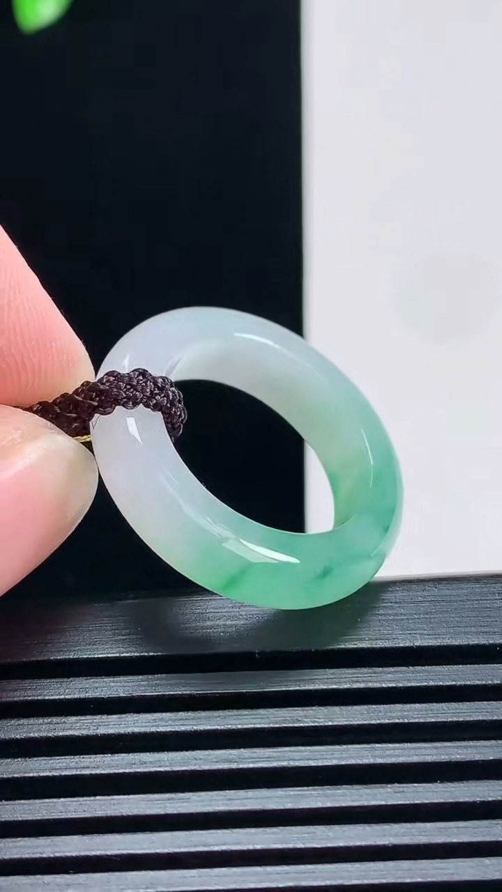 天然A货翡翠玉指环 戒指，尺寸17.3-5.2-4 重量:4.46g2026年6月30日
工厂直销收藏佳品,种好水足，色泽均匀，有种有色，上手高大气！