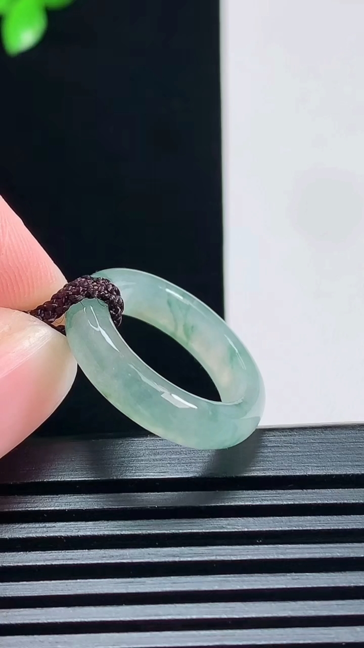 天然A货翡翠飘花玉指环 戒指，尺寸16.3-4.6-3 重量:2.77g2026年6月30日
工厂直销收藏佳品,种好水足，色泽均匀，有种有色，上手高大气！