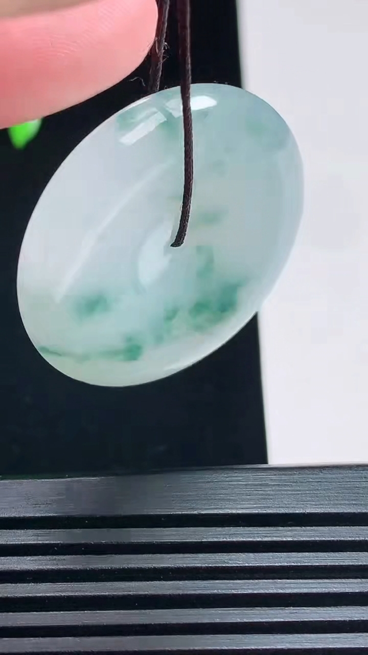天然A货翡翠冰种飘花平安扣吊坠，尺寸34-5.6 重量:14.29g
6月30日