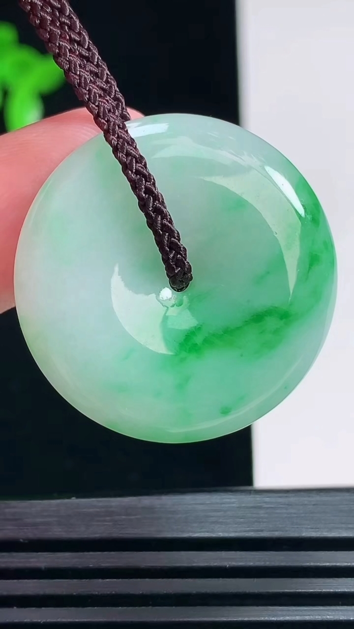 天然A货翡翠平安扣吊坠，尺寸28.6-6 重量:10.61g
6月30日