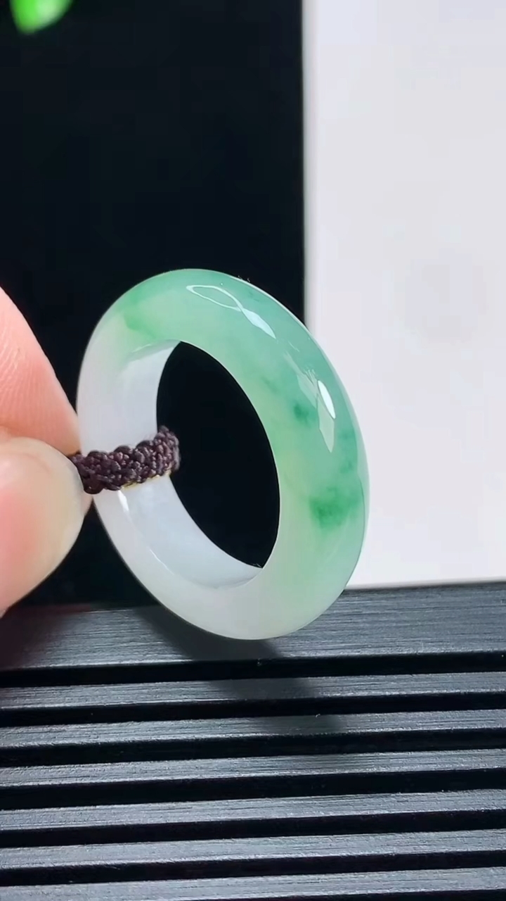 天然A货翡翠玉指环 戒指，尺寸17.3-5.2-4 重量:4.46g2026年6月30日
工厂直销收