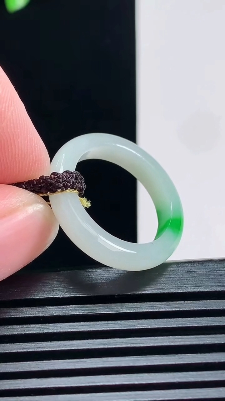 天然A货翡翠玉指环 戒指，尺寸18.3-4.2-3.2 重量:3.07g2026年6月30日
工厂直销收藏佳品,种好水足，色泽均匀，有种有色，上手高大气！
