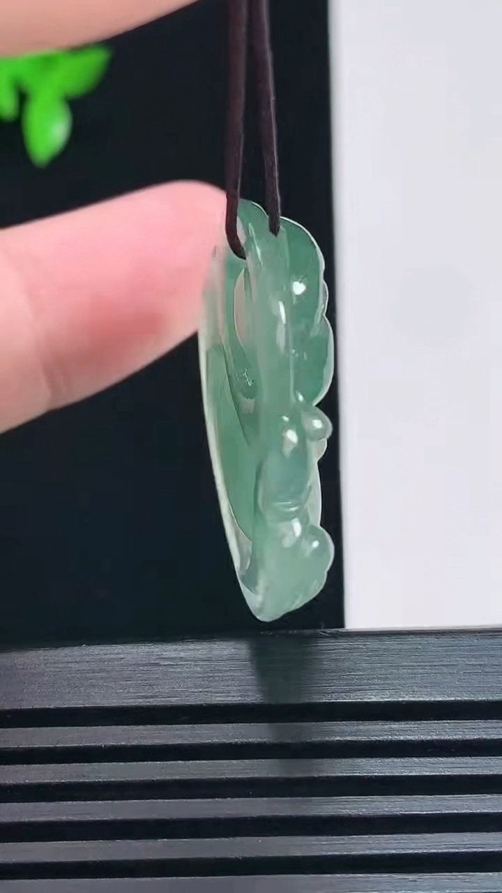 天然A货翡翠佛公吊坠，尺寸29-32.6-6 重量:9.00g
6月30日