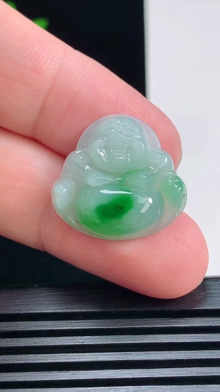 天然A货翡翠佛公吊坠，尺寸20-21.5-5.5 重量:3.56g
6月30日