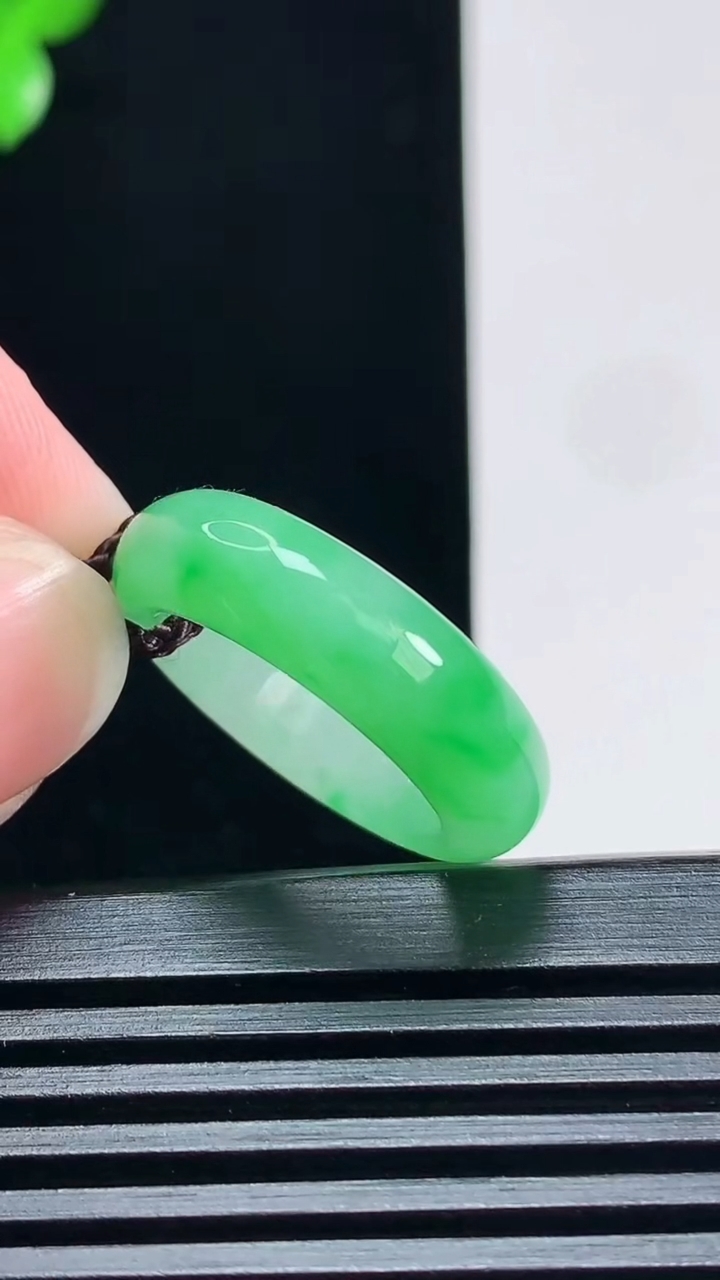 天然A货翡翠玉指环 戒指，尺寸17.5-6-3.5 重量:4.27g2026年6月30日
工厂直销收藏佳品,种好水足，色泽均匀，有种有色，上手高大气！