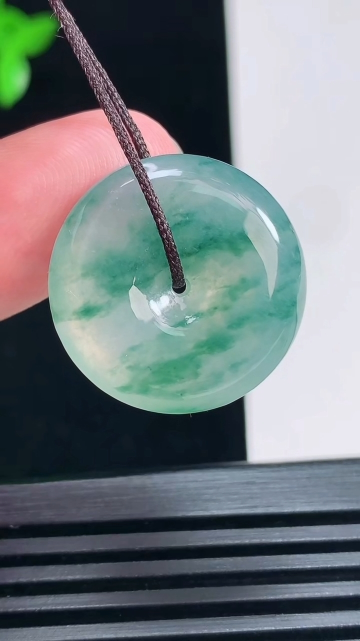 天然A货翡翠冰种飘花平安扣吊坠，尺寸21.6-5.6 重量:5.61g
6月30日