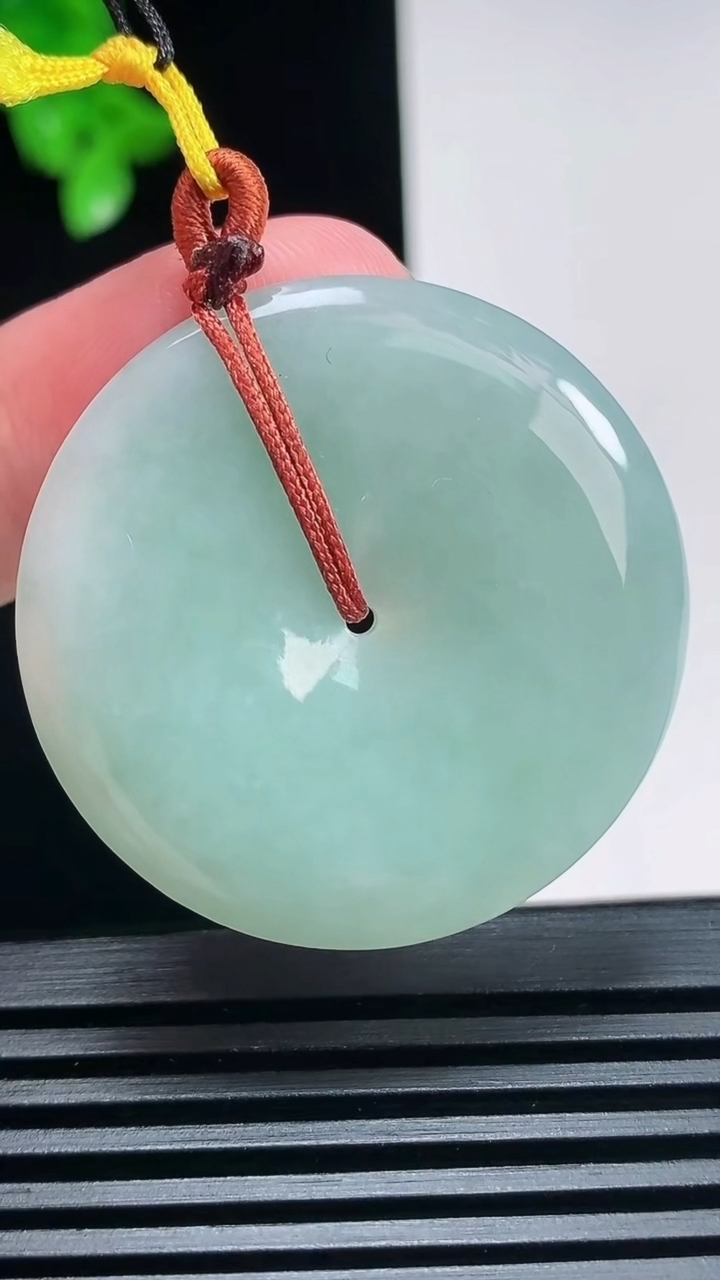 天然A货翡翠平安扣吊坠，尺寸36-5 重量:14.82g
6月30日
