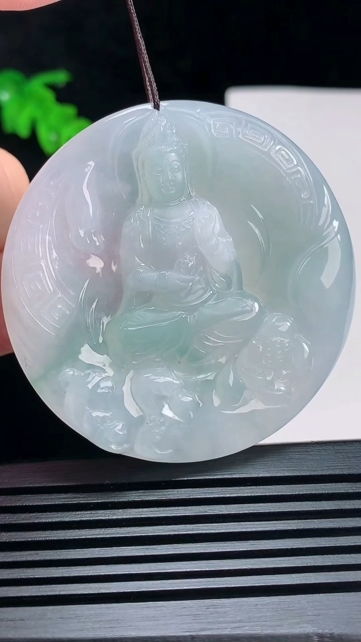 天然A货翡翠飘花观音菩萨吊坠，尺寸54-6 重量:35.15g
6月30日