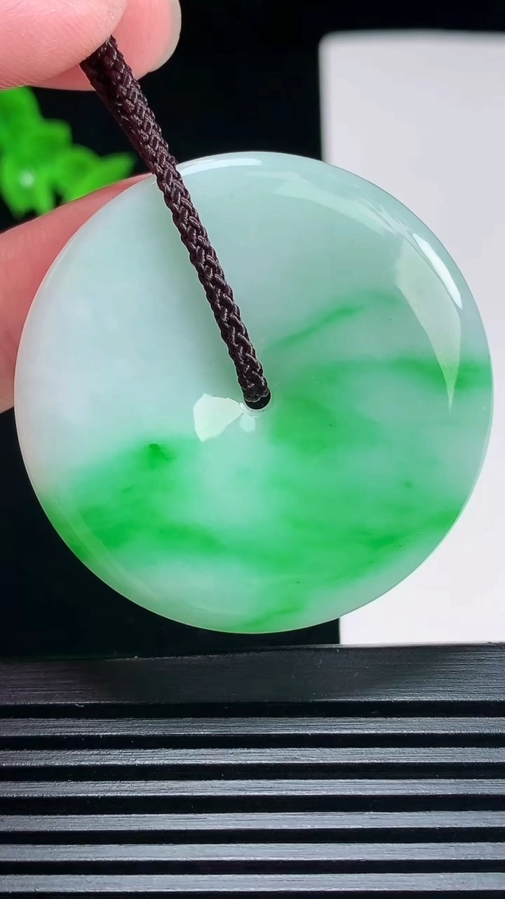 天然A货翡翠平安扣吊坠，尺寸40.6-5 重量:19.50g
6月30日