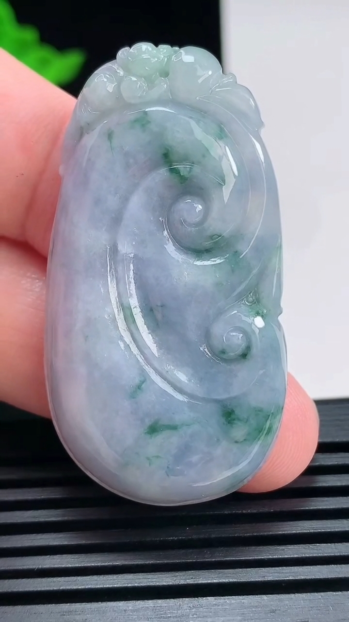 天然A货翡翠紫罗兰 飘花如意吊坠，尺寸49-26-5.2 重量:14.11g
6月30日