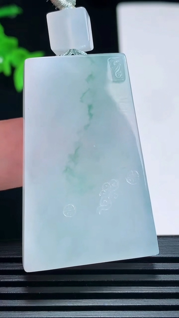 天然A货翡翠冰种飘花仿古无事牌吊坠，尺寸44-29-6.2 重量:24.60g
6月30日