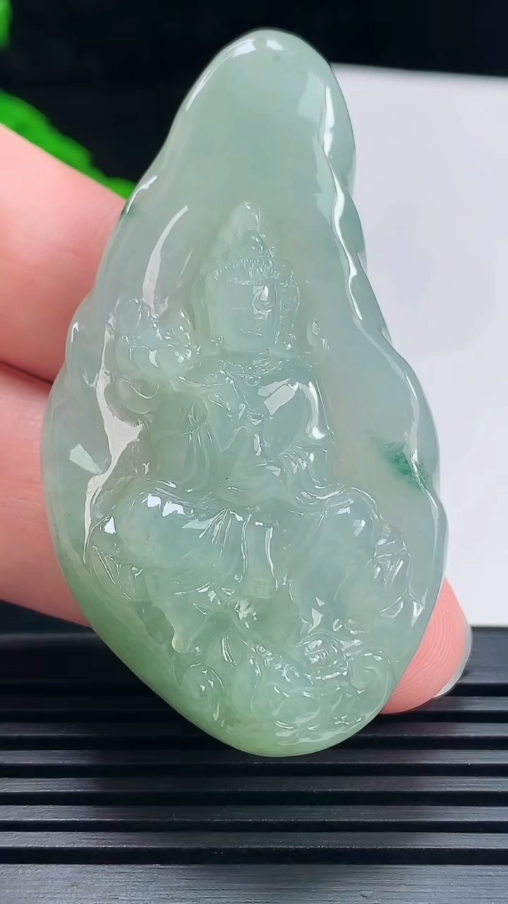 天然A货翡翠飘花大势至菩萨吊坠，尺寸59.6-32-12 重量:38.27g H30
6月30日