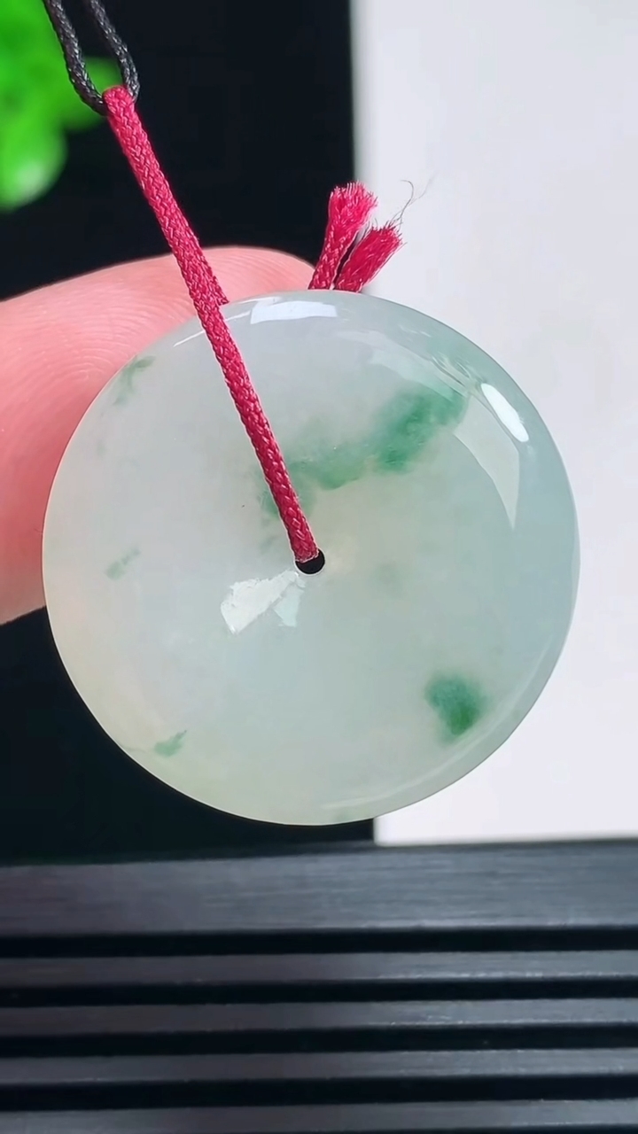 天然A货翡翠飘花平安扣吊坠，尺寸25-5 重量:6.60g
6月30日