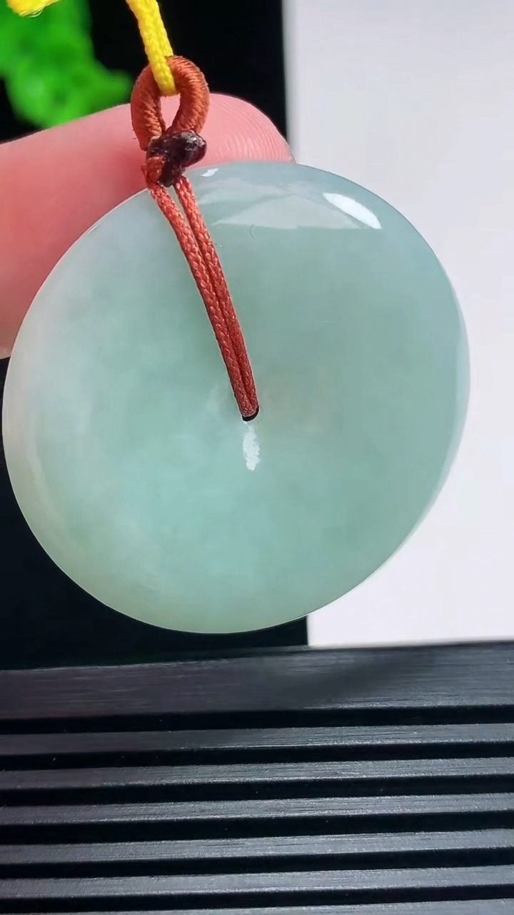 天然A货翡翠平安扣吊坠，尺寸36-5 重量:14.82g
6月30日