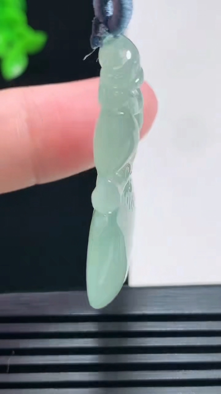 天然A货翡翠寿桃吊坠，尺寸44.6-22.3-6 重量:10.54g
6月30日