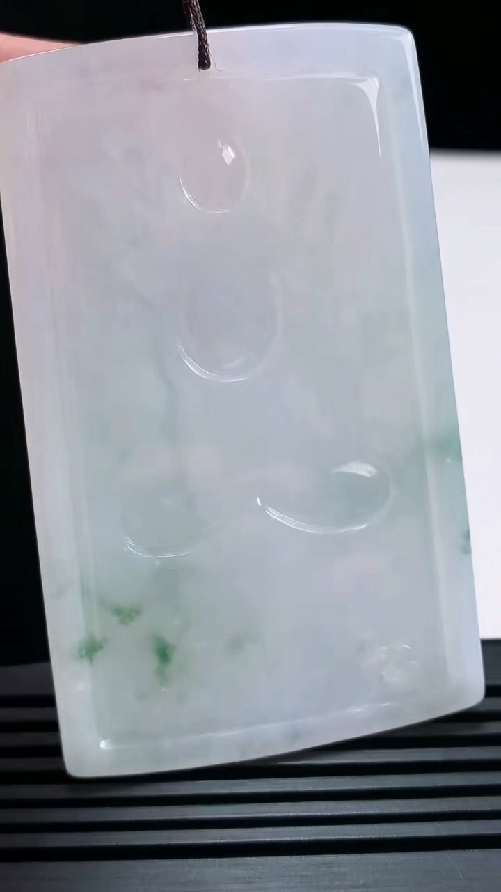 天然A货翡翠飘花千手观音菩萨吊坠，尺寸70.5-43.5-5.6 重量:44.30g
6月30日