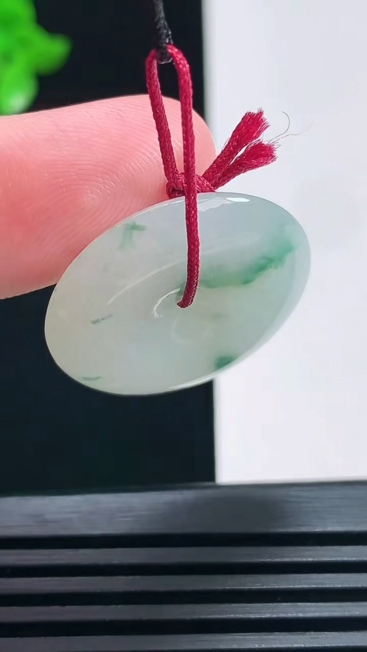 天然A货翡翠飘花平安扣吊坠，尺寸25-5 重量:6.60g
6月30日