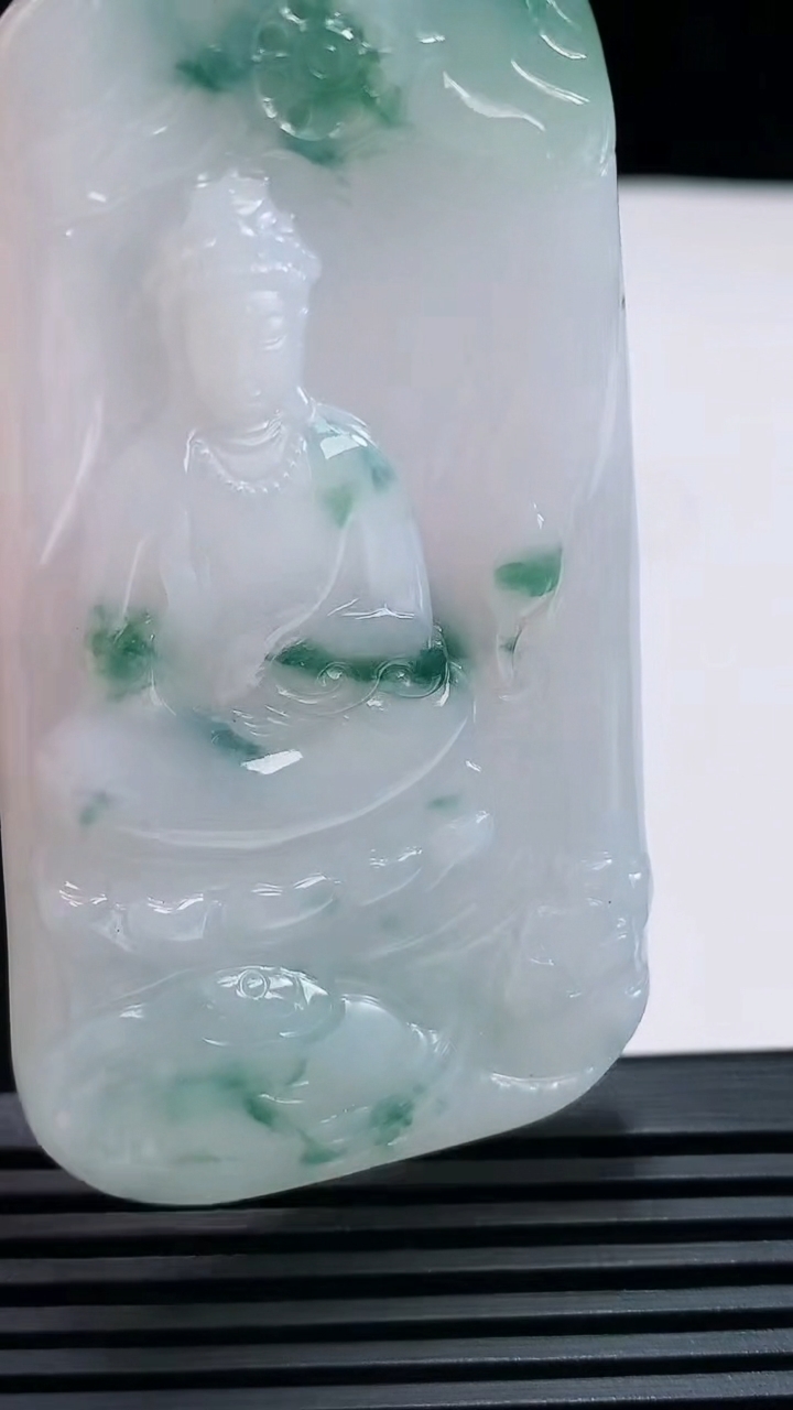 天然A货翡翠飘花普贤菩萨吊坠，尺寸69-37.6-6 重量:37.03g
6月30日