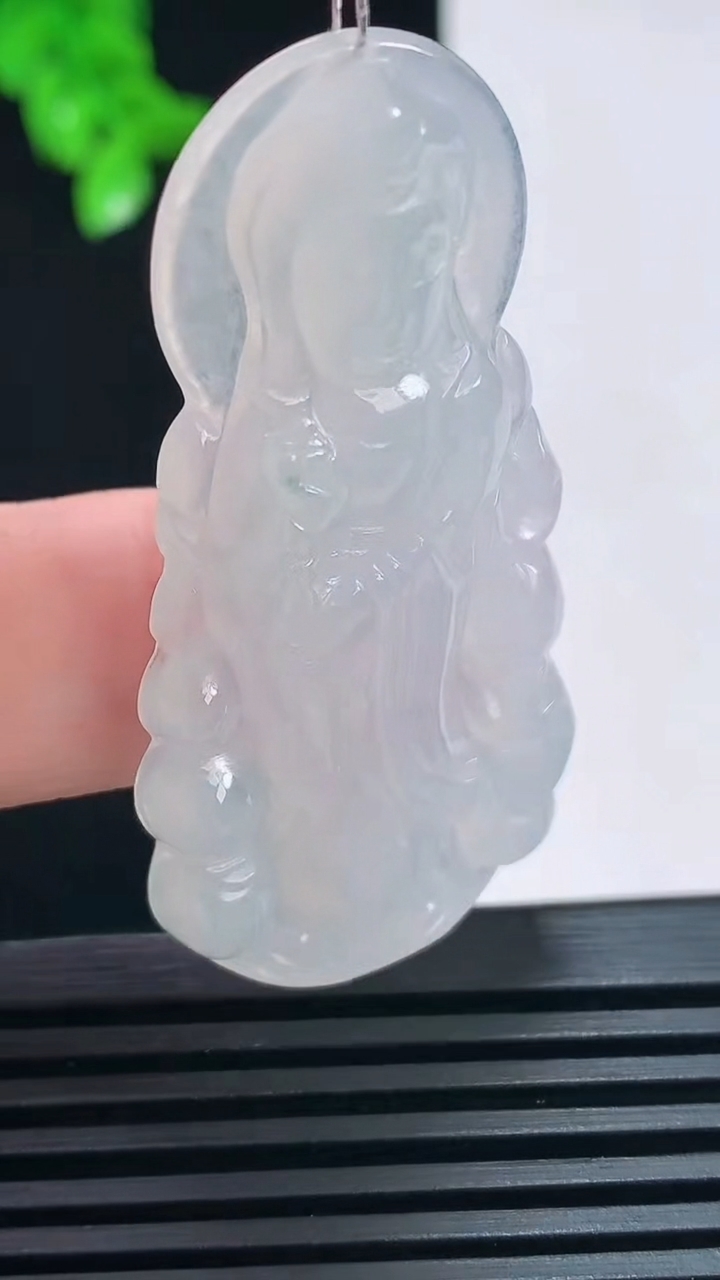 天然A货翡翠观音菩萨吊坠，尺寸52-25-5 重量:12.61g
6月30日