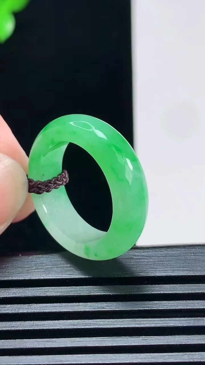 天然A货翡翠玉指环 戒指，尺寸17.5-6-3.5 重量:4.27g2026年6月30日
工厂直销收