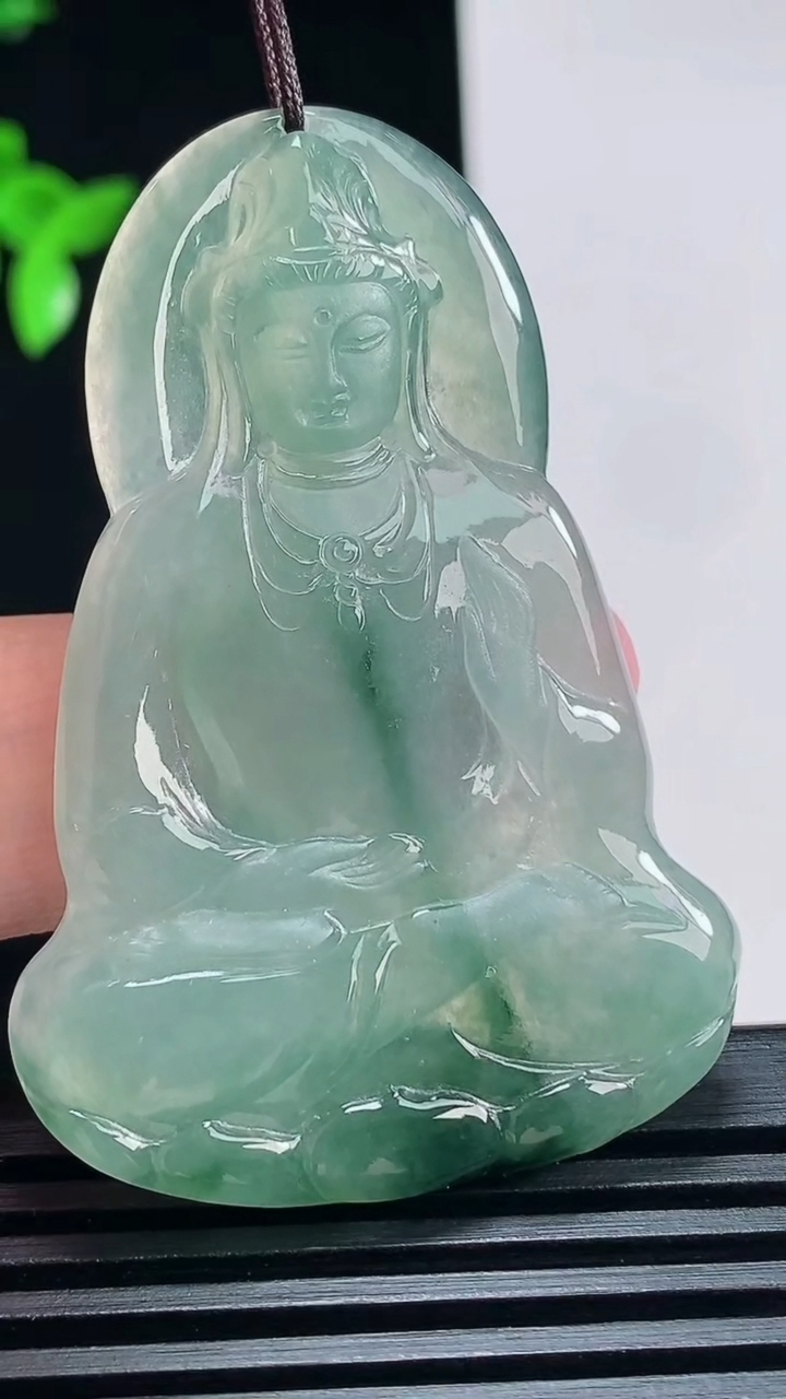 天然A货翡翠飘花素衣观音吊坠，尺寸53-36-4.2 重量:14.95g
6月30日