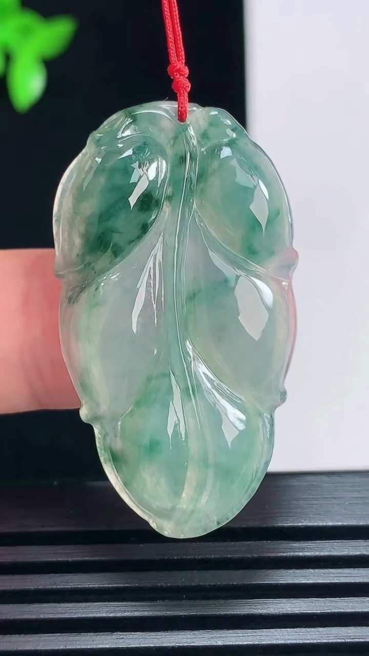天然A货翡翠飘花金枝玉叶 叶子吊坠，尺寸38.6-22-4.2 重量:6.16g
6月30日