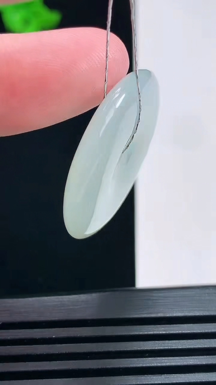 天然A货翡翠平安扣吊坠，尺寸29.2-5.2 重量:10.00g
6月30日