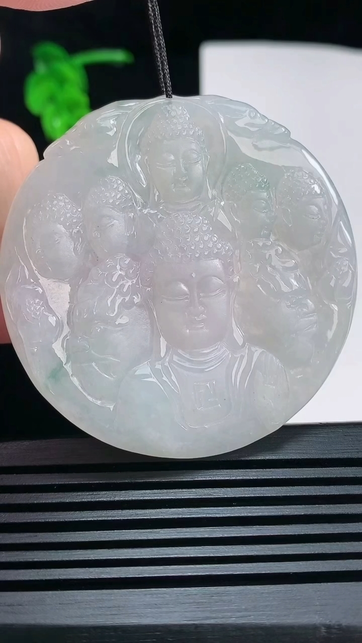 天然A货翡翠飘花一念之间吊坠，尺寸52.5-3.8 重量:24.14g
6月30日