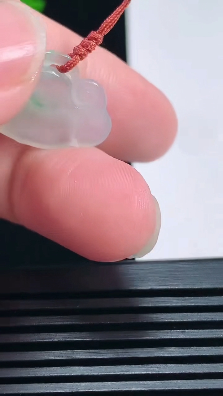 天然A货翡翠如意头吊坠，尺寸16-25.5-3.2 重量:2.41g
6月30日