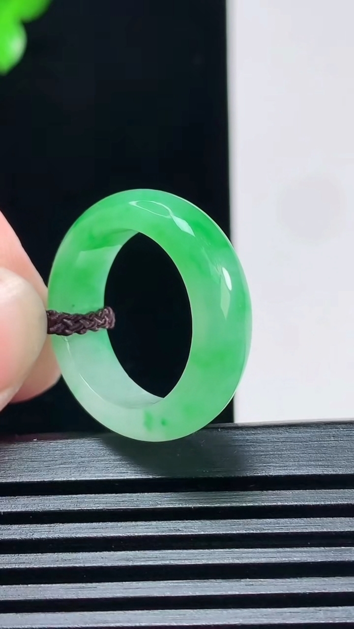 天然A货翡翠玉指环 戒指，尺寸17.5-6-3.5 重量:4.27g2026年6月30日
工厂直销收