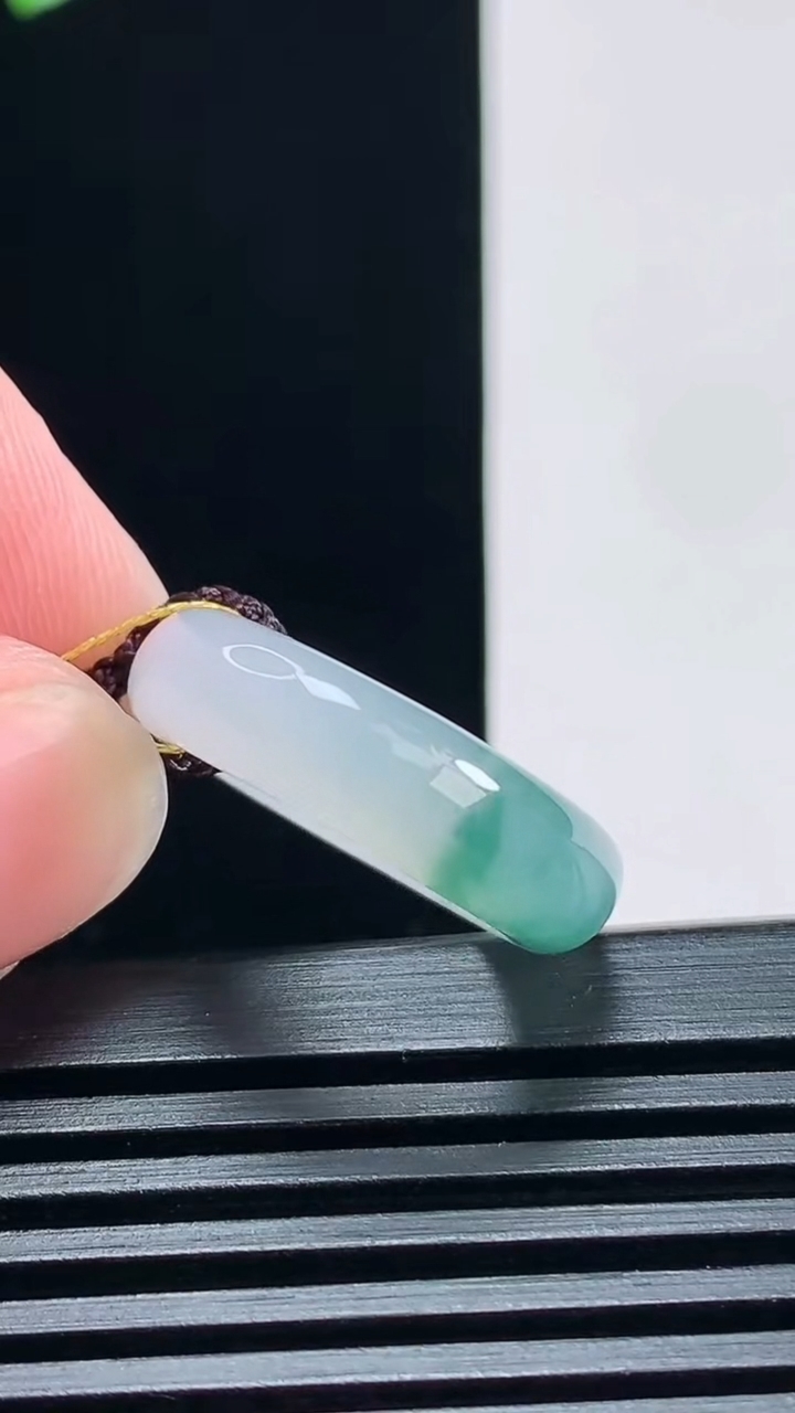 天然A货翡翠冰种飘花玉指环 戒指，尺寸15.5-5.5-3.5 重量:3.75g2026年6月30日
工厂直销收藏佳品,种好水足，色泽均匀，有种有色，上手高大气！
