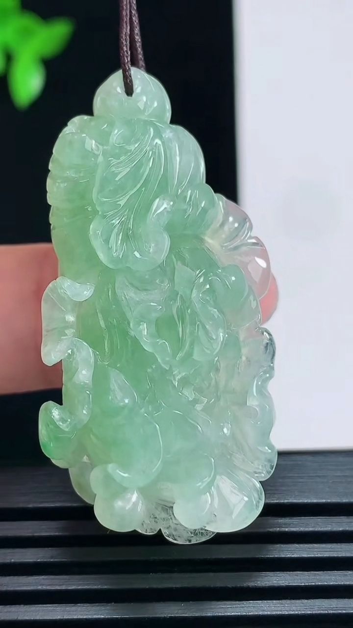 天然A货翡翠白菜吊坠，尺寸45.6-22-12 重量:15.31g
6月30日