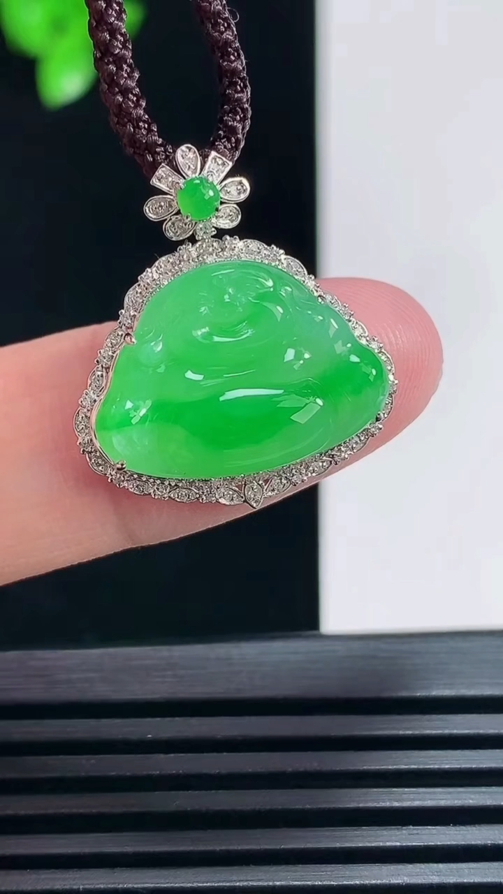 天然A货翡翠佛公吊坠，尺寸23-20.5-7，裸石13-18 重量:3.20g
6月30日