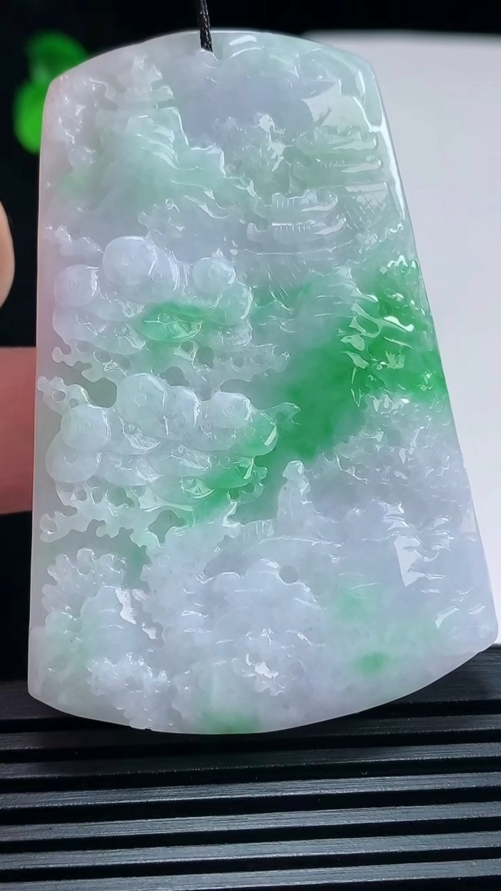 天然A货翡翠山水牌吊坠，尺寸62.5-42-5.8 重量:34.30g
6月30日