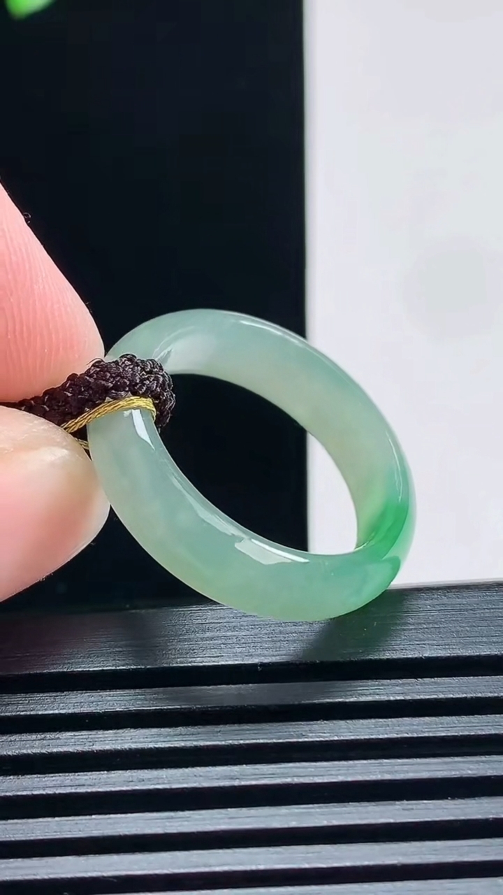 天然A货翡翠玉指环 戒指，尺寸19-5.6-2.8 重量:3.43g2026年6月30日
工厂直销收藏佳品,种好水足，色泽均匀，有种有色，上手高大气！