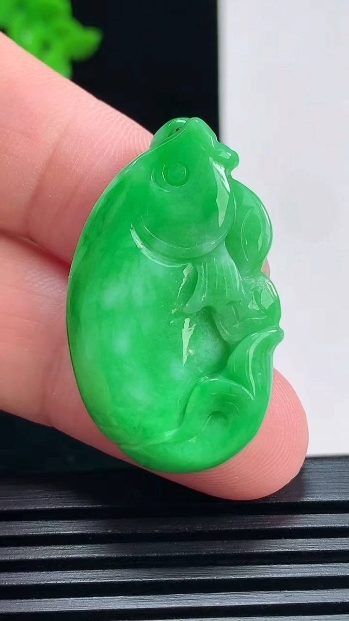 天然A货翡翠年年有余吊坠，尺寸35-21.6-5.8 重量:8.05g
6月30日