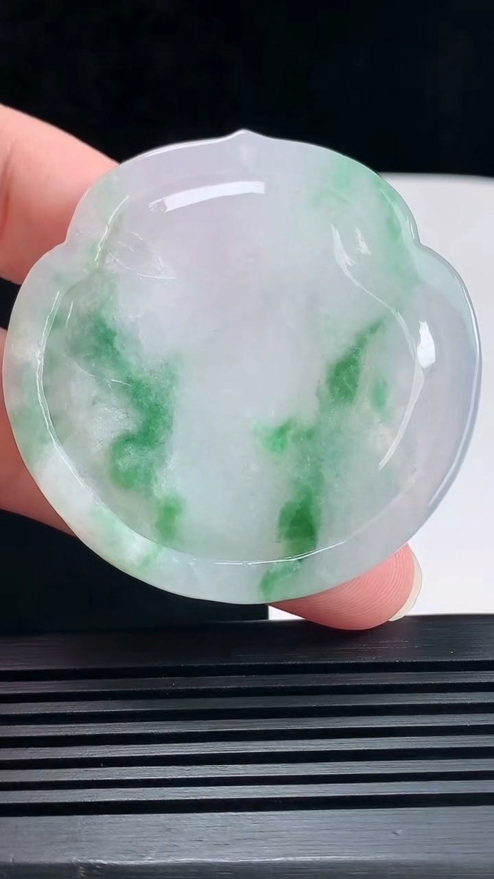 天然A货翡翠度母菩萨吊坠，尺寸54-53-7.2 重量:40.25g H30
6月30日