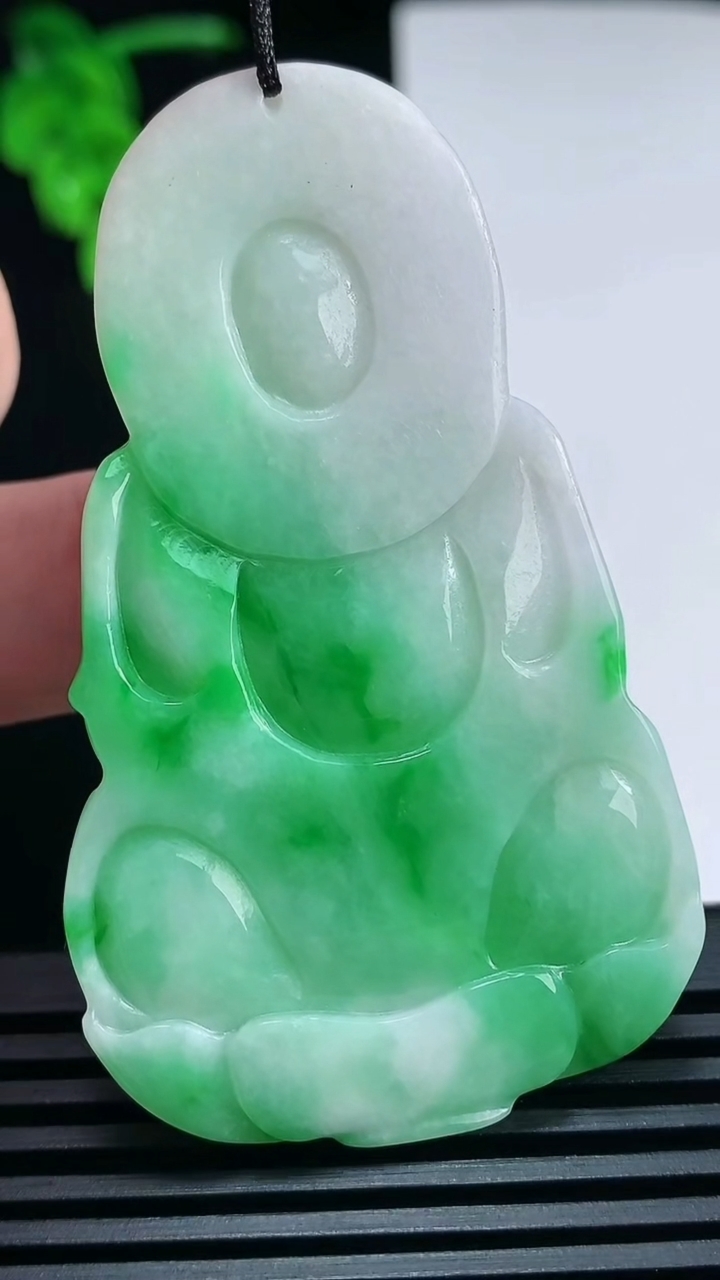 天然A货翡翠正装观音吊坠，尺寸61-36.2-6 重量:24.53g
6月30日