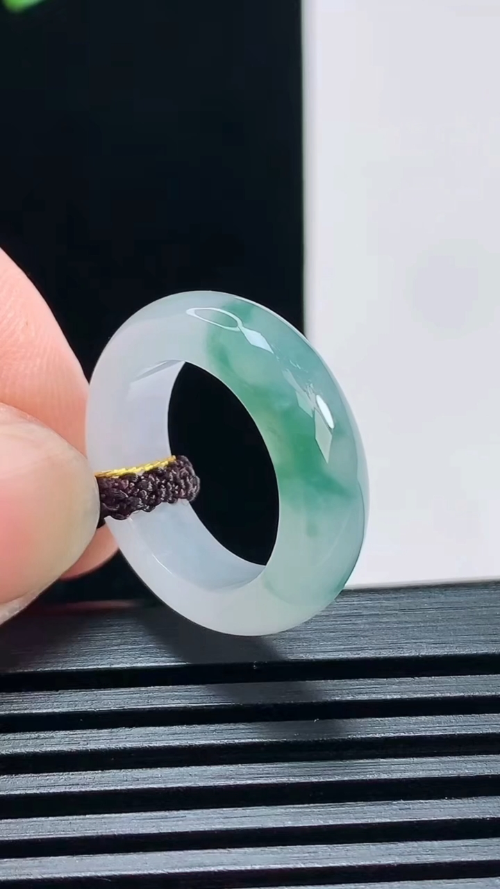 天然A货翡翠冰种飘花玉指环 戒指，尺寸15.5-5.5-3.5 重量:3.75g2026年6月30日