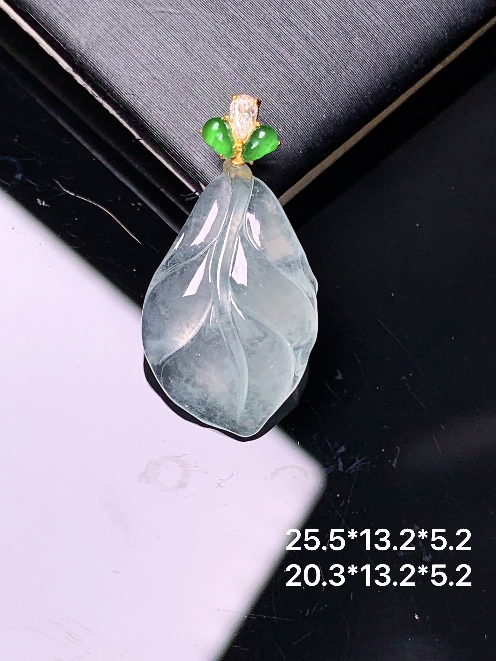 18k金钻镶嵌冰种树叶吊坠 玉质细腻 色泽艳丽清新 水润亮眼 整体尺寸25.5*13.2*5.2 z1