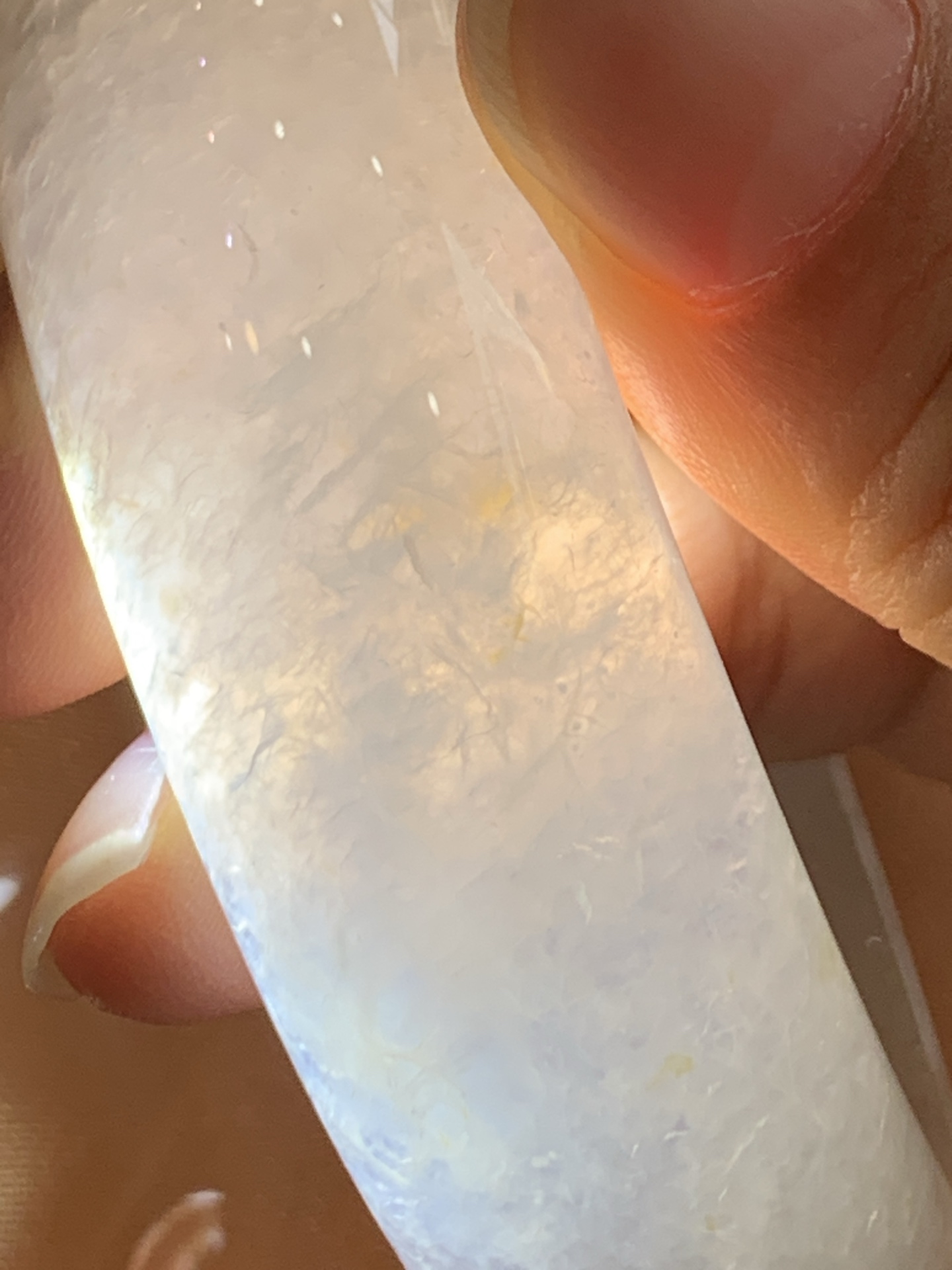 白冰洒金宽版正圈 59.3-19-8.6 0531-N872-2 打灯冰晶纹，底妆胶润，无色亦动人，美得冰清玉洁，底妆有洒金特色，招财进宝