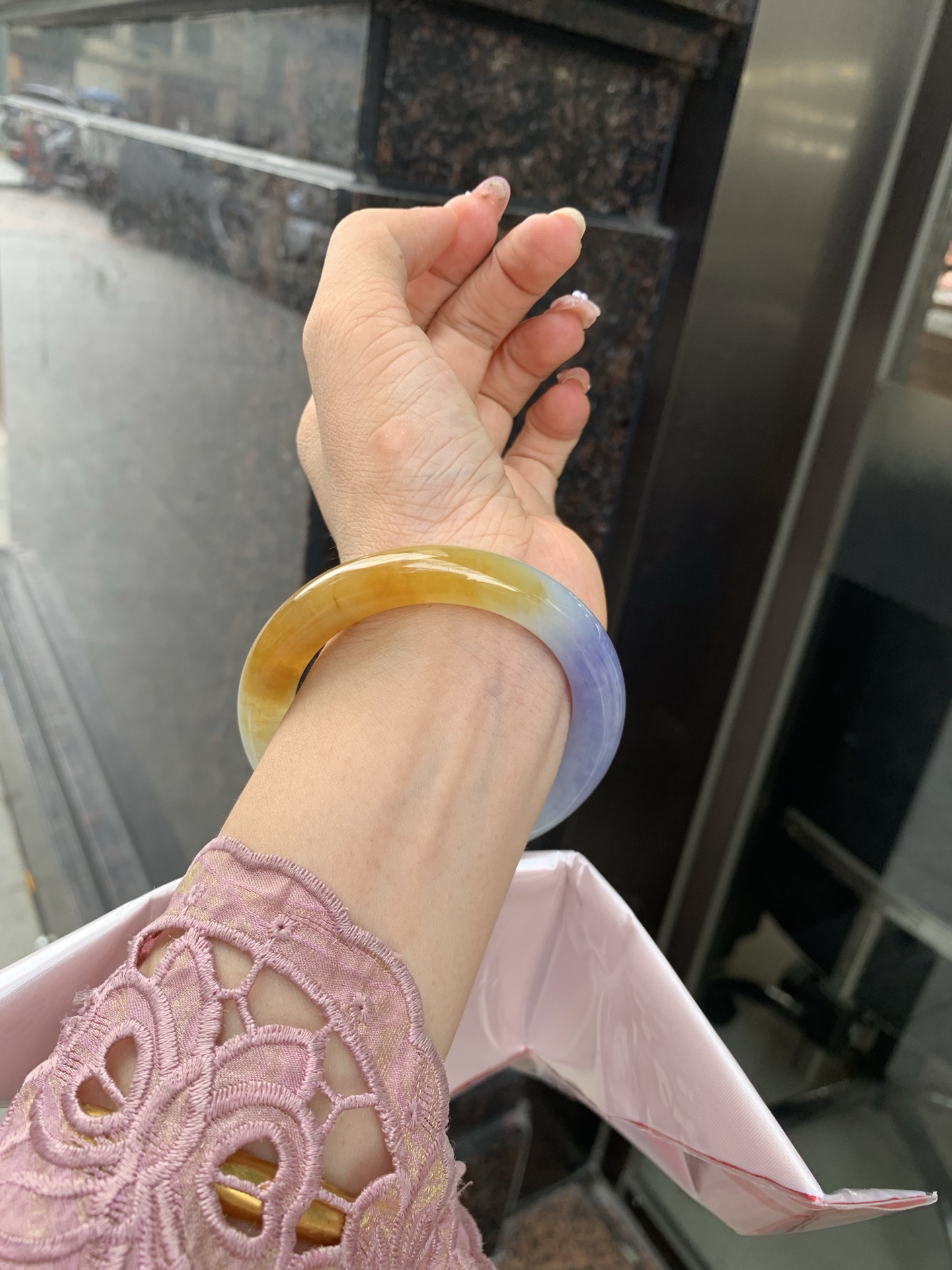 黄加紫福禄圆条 0531-N869 打灯多处细纹，底妆水润细腻，难得一见黄紫双彩福禄特色镯，一眼万年，如命定之约，携富贵之韵，在腕，心安，未来可期