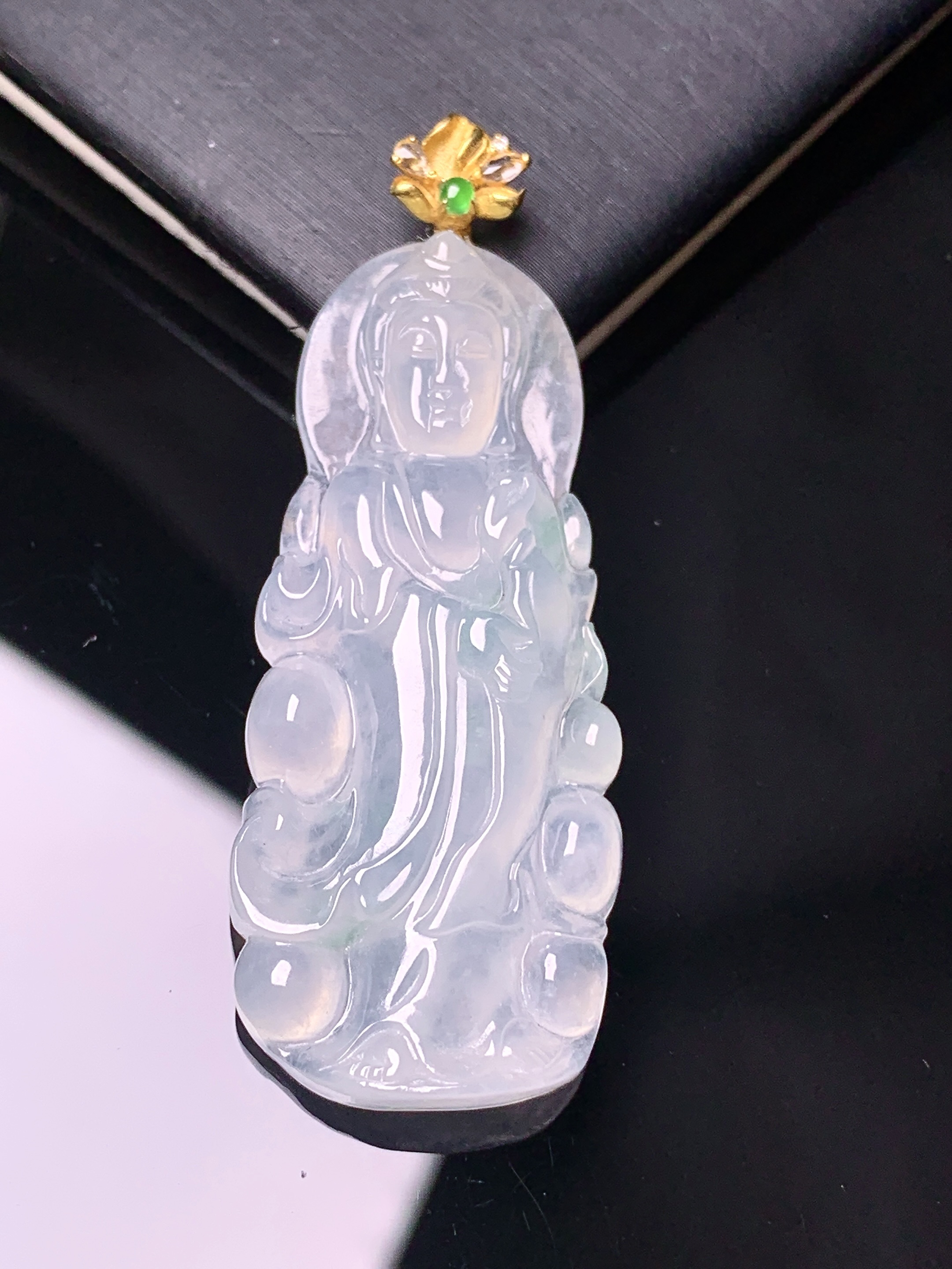 18k金镶嵌冰种观音菩萨吊坠 玉质细腻 色泽艳丽清新 水润亮眼 整体尺寸49*18*4.5 yz