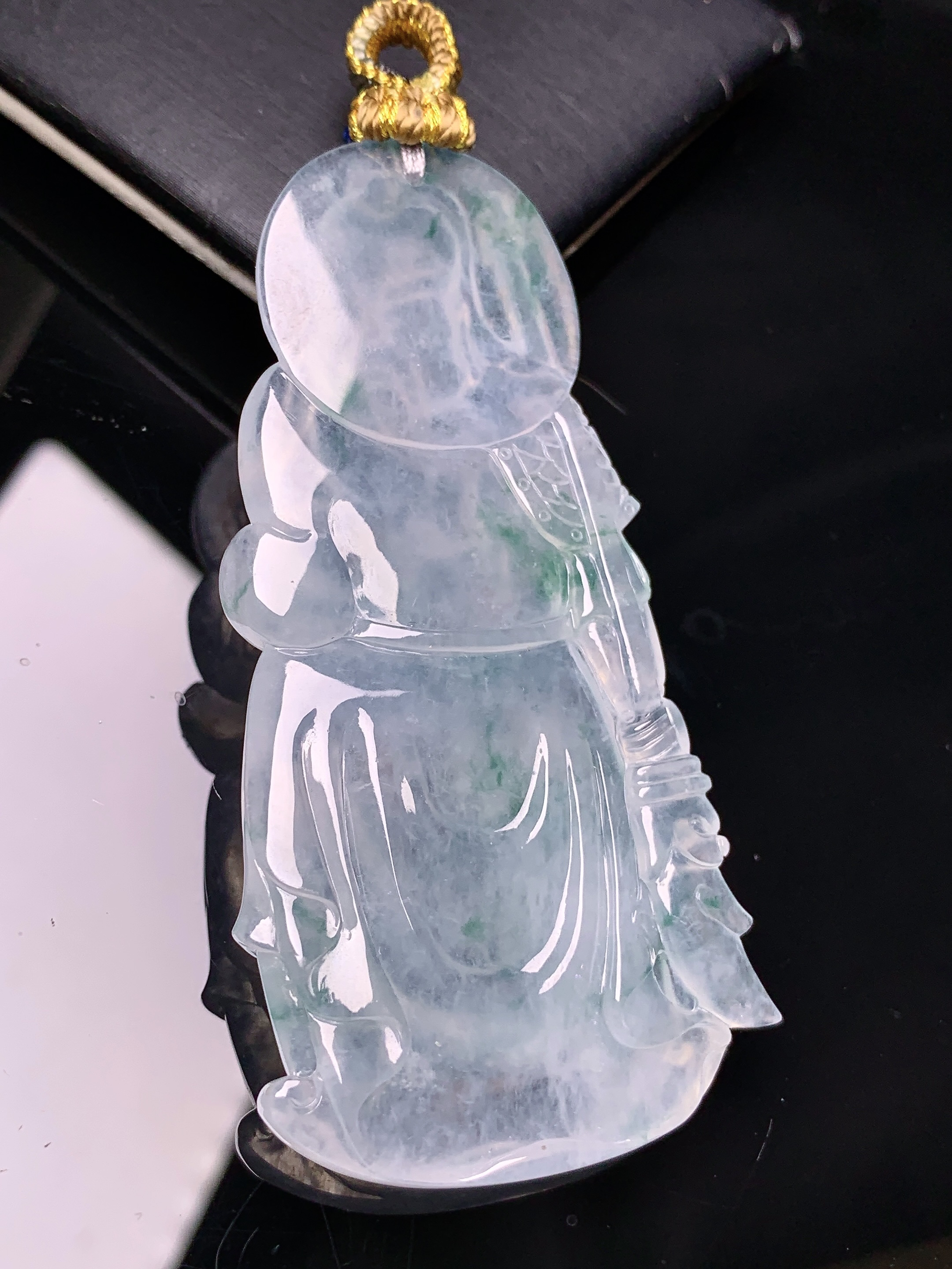 冰种飘绿关羽吊坠 玉质细腻 色泽艳丽清新 水润亮眼 整体尺寸70.2*35.6*5.8 j1