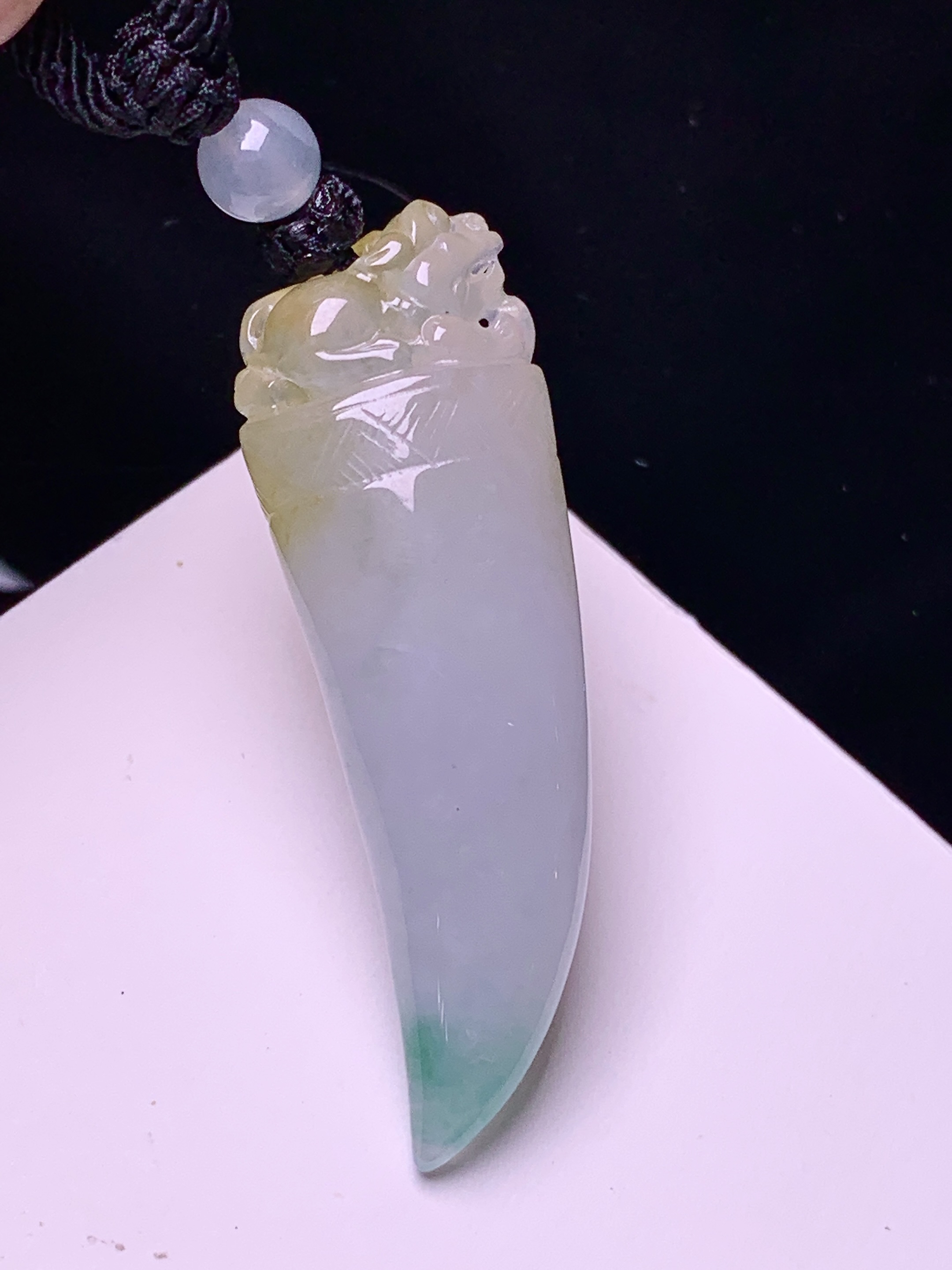 飘黄绿翡狼牙吊坠 玉质细腻 色泽艳丽清新 水润亮眼 整体尺寸45.3*15*9.2 a5