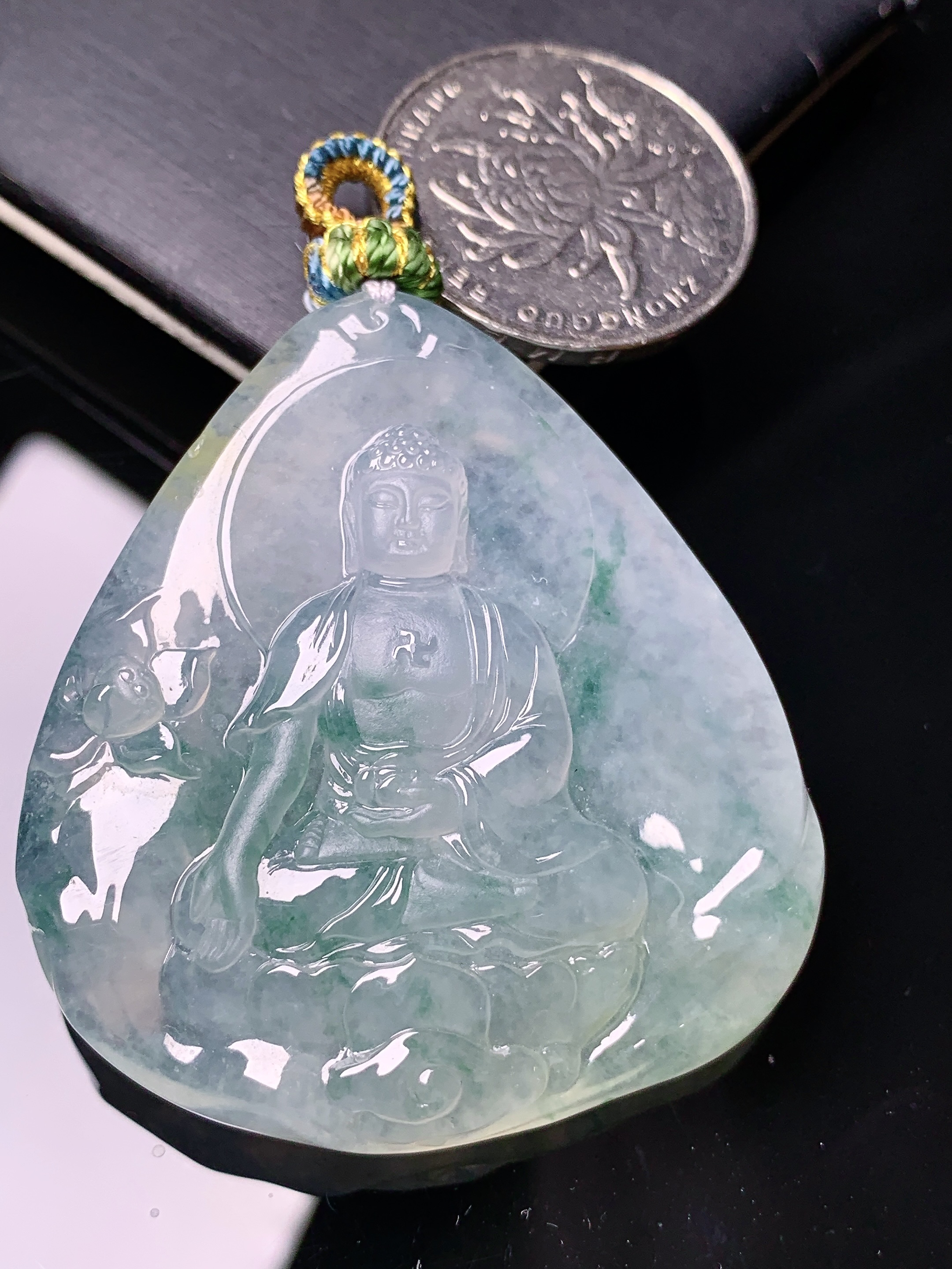 镶嵌飘绿观音吊坠 玉质细腻 色泽艳丽清新 水润亮眼 整体尺寸47.2*43.3*8.3 j1