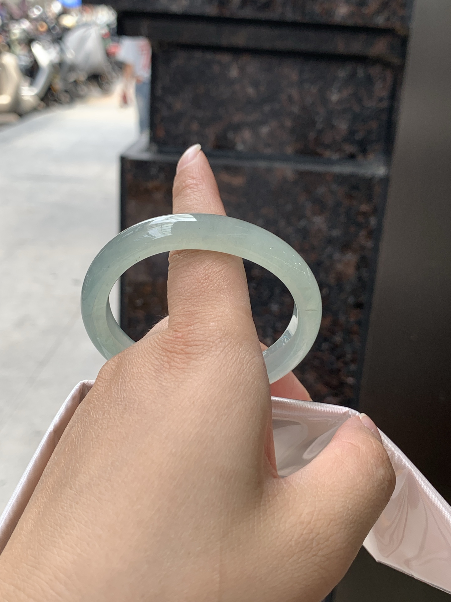 冰晴贵妃 0531-N863 打灯细纹，不影响，底妆冰透，清爽耐看的均匀晴底，夏季美好的冰凉感，时而晴而晴蓝，随光线变化如梦如幻