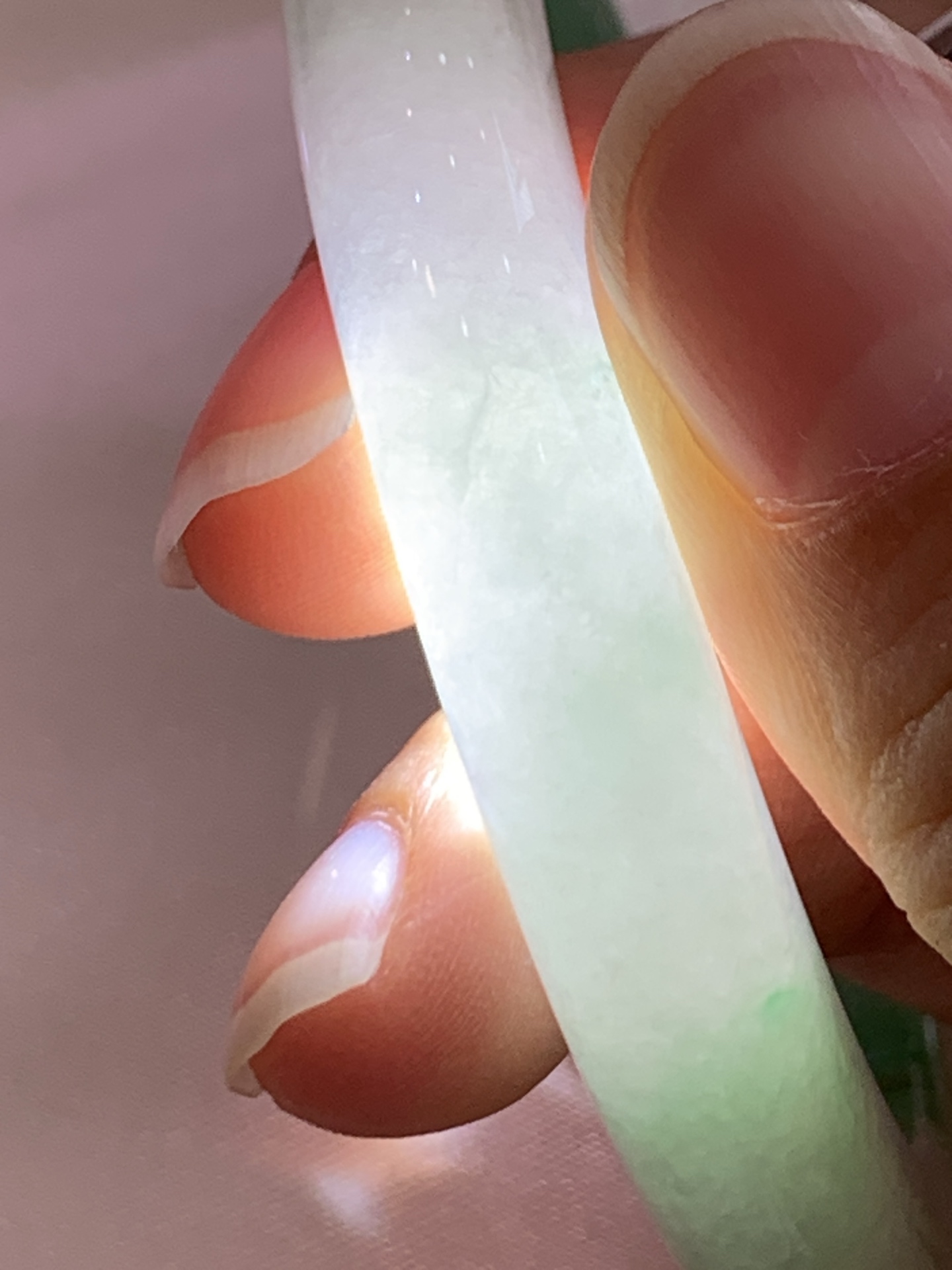 冰黄加绿正圈 0531-N857 打灯细纹，人间富贵黄加绿，它是翡翠中的代表，翡 为黄色，寓意财富，享尊贵，如同初升的太阳，散发着温暖的光芒，翠为绿色，似早春，如同春天的绿叶，充满生机与活力，恰似枯木逢春，象征着希望与繁荣。