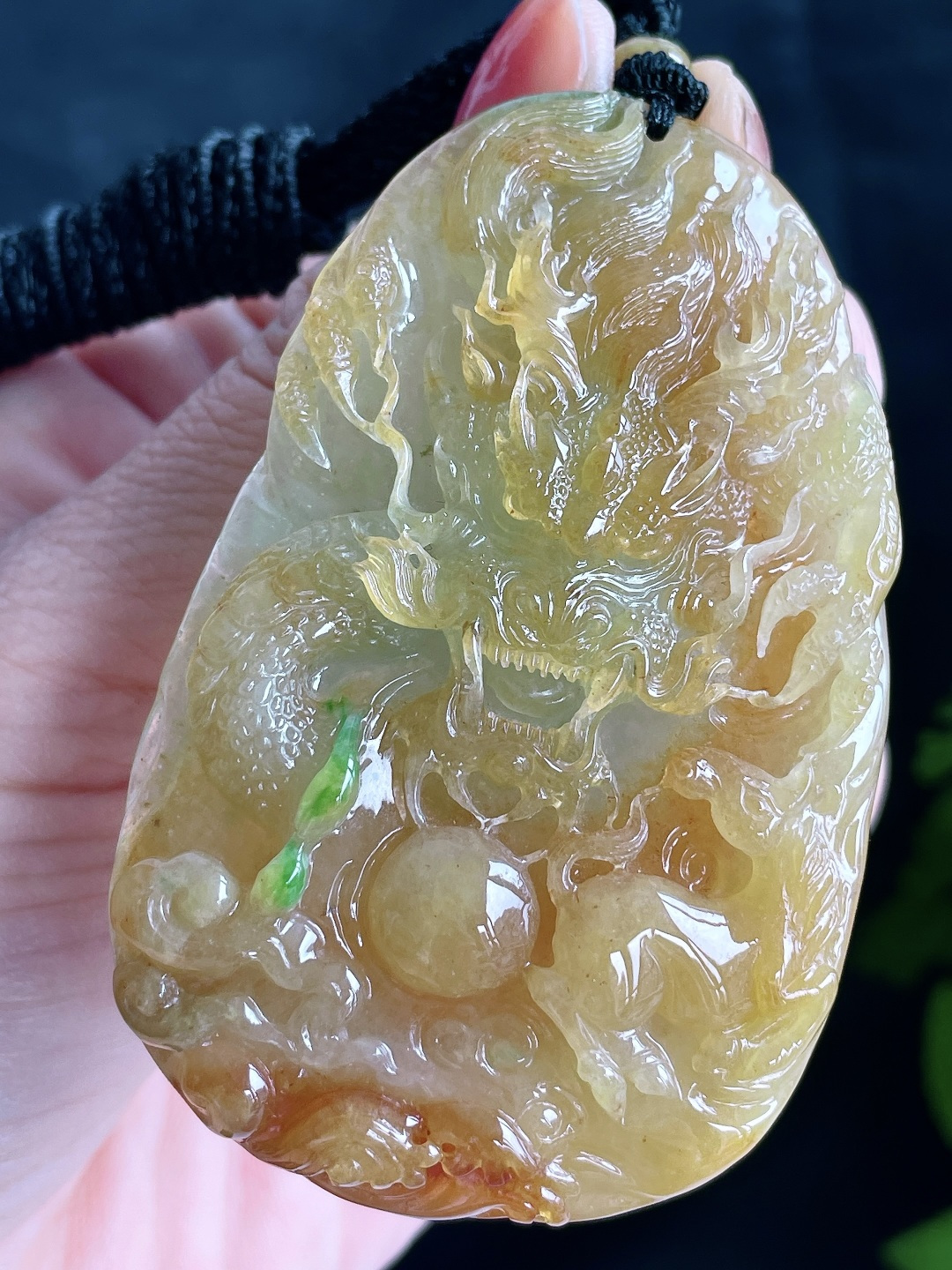 高冰黄翡龙牌飘绿花大龙牌吊坠 说明 缅料  性比高 飘花 尺寸 71.3-45-10.4 重量 52克